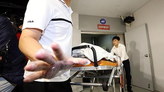 El cadáver de Yoo Byung Un es trasladado por sanitarios surcoreanos. 