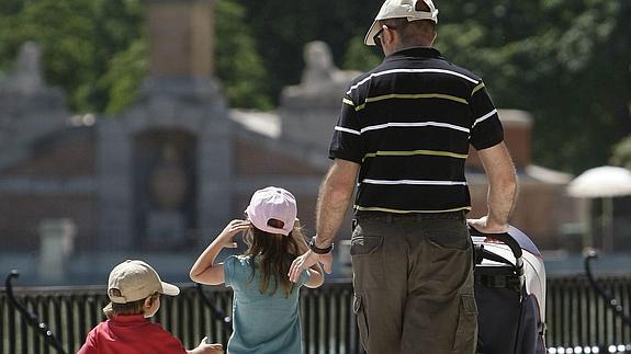 Un padre pasea con sus hijos. 