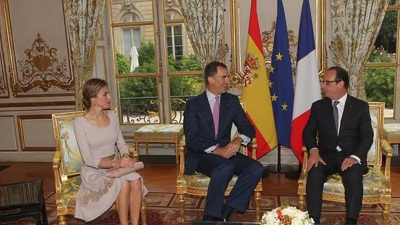 Los Reyes Felipe y Letizia, con Hollande.