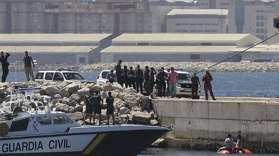 Reflotan uno de los bloques de hormigón que Gibraltar colocó en el mar