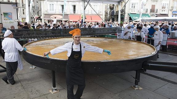 Elaboración de la súpertortilla que ha batido el récord mundial en Vitoria.