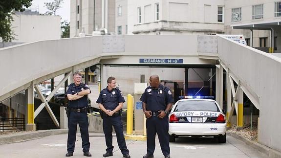 Varios policías hacen guardia frente al hospital donde está ingresado Kent Brantly 