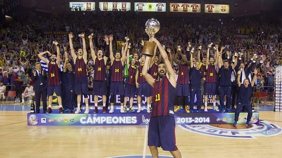 Navarro levanta la copa de campeones de la ACB. 