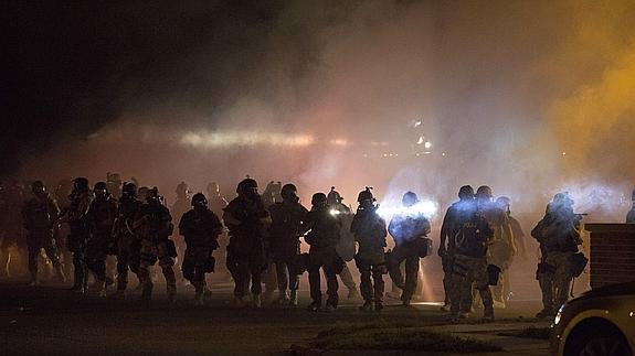 Policías toman las calles de Ferguson, en Misuri (EE UU).
