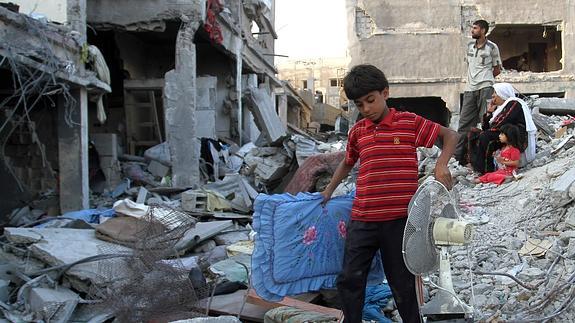 Un niño palestino se mueve entre los escombros. 