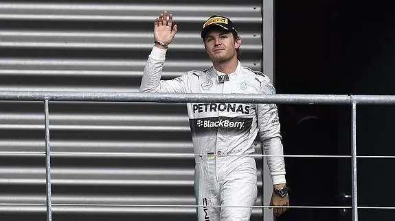 Rosberg saluda con gesto serio al acceder al podio de Spa-Francorchamps. 