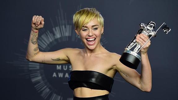 Miley Cyrus presume de premio. 