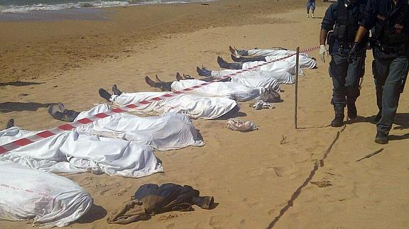 Cadáveres en una playa de Sicilia.