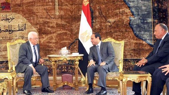 Abás, junto a su homólog egipcio Al-Sisi