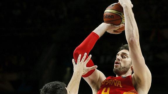 Pau Gasol lanza a canasta. EFE