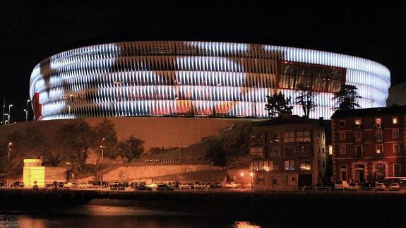 San Mamés con el logo de la Champions League en su fachada. 