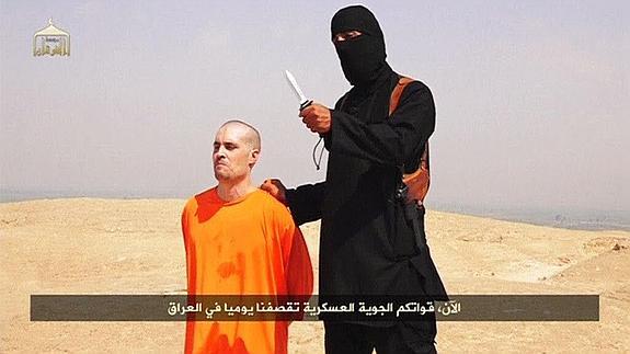 Imágenes de un video del grupo yihadista Estado Islámico (EI), donde aparece el periodista estadounidense James Foley