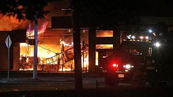Una gasolinera arde durante los disturbios en Ferguson durante el mes de agosto 