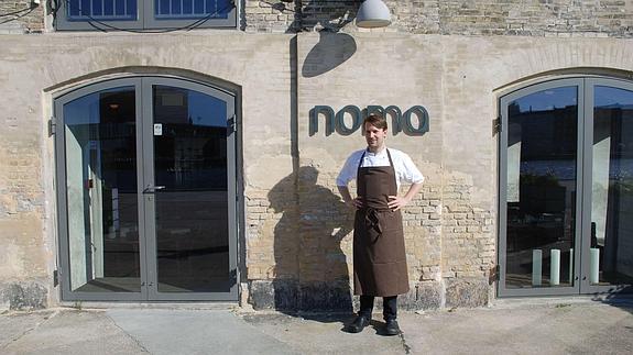 René Redzepi delante de la fachada de su restaurante.