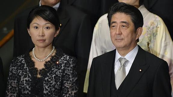 Yuko Obuchi junto Shinzo Abe 