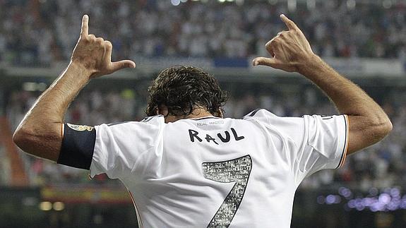 Raúl celebra un gol en su partido homenaje. 