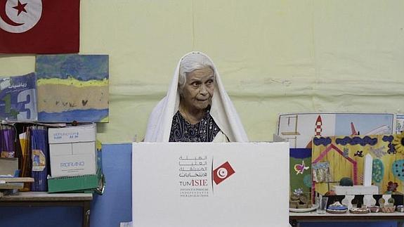 Una mujer vota en Túnez. 