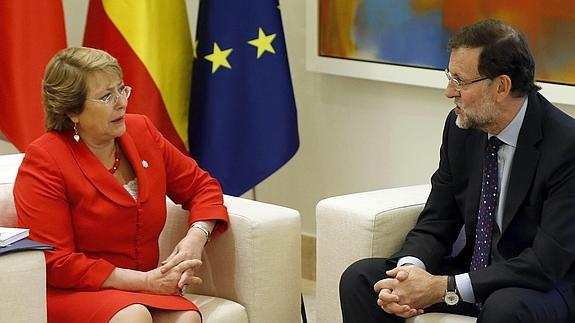 Mariano Rajoy recibe a la presidenta de Chile, Michelle Bachelet.