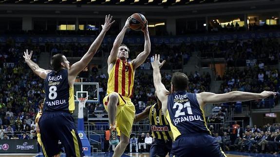 Huertas se levanta entre tres rivales