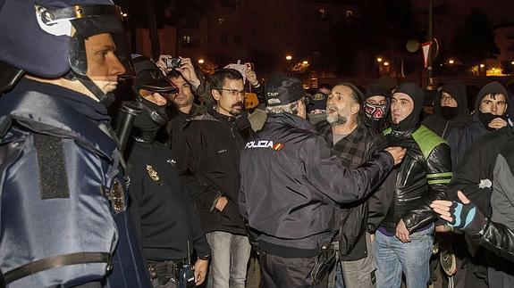 Algunos manifestantes hablan con la Policía en Burgos. 