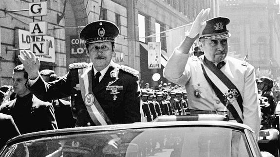 Pinochet (dcha.), con el dictador paraguayo Alfredo Stroessner.