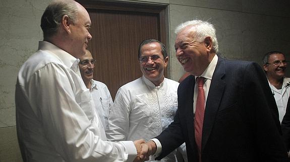 Margallo estrecha la mano del ministro de Comercio Exterior de Cuba.