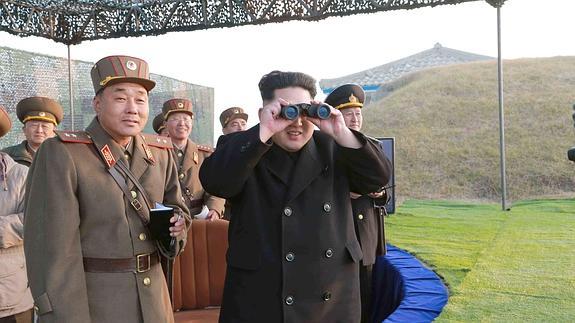 Kim Jong-un inspecciona un puesto militar.