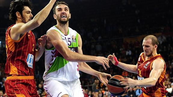 Begic (c) intenta entrar a canasta. 