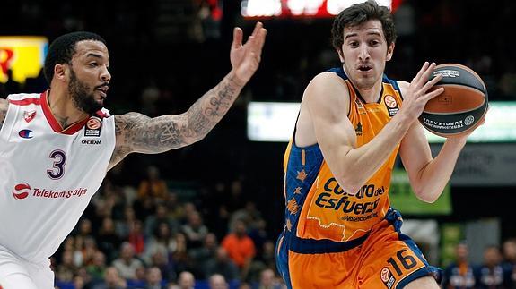 Vives (d) intenta entrar a canasta. 