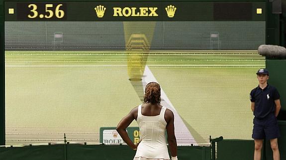 Serena Williams, observa la repetición del 'Ojo de halcón' en Wimbledon. 