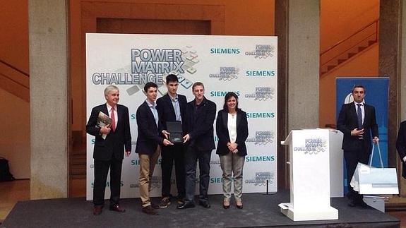 Entrega del premio a los tres jóvenes ganadores. 