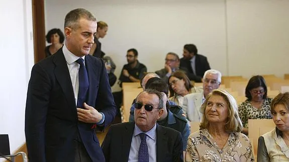 Ricardo Costa (I.), antes de declarar en el juicio del caso Fabra.