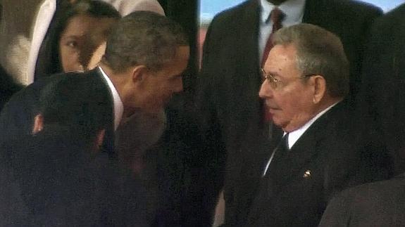Barack Obama saluda a Raúl Castro durante el funeral de Nelson Mandela. 