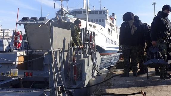 Efectivos de la guardia costera griega se preparan para salir al rescate del barco. 