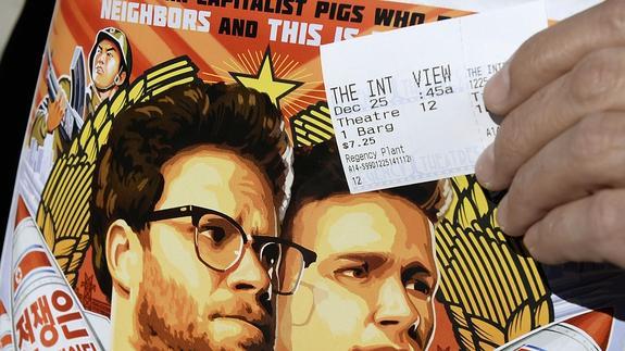 Un hombre muestra el ticket de cine de la película "The Interview".