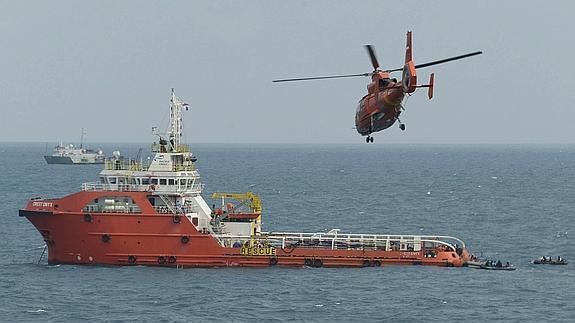 Un helicóptero busca el avión de AirAsia desaparecido.