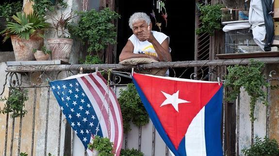 Las banderas de EE UU y Cuba, juntas en un balcón de La Habana. 