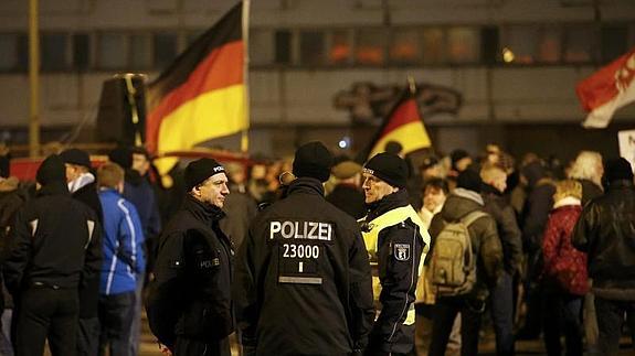La Policía alemana vigila una protesta contra la inmigración. 