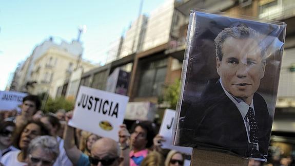 Un grupo de personas participan en una manifestación pidiendo justicia por Nisman. 
