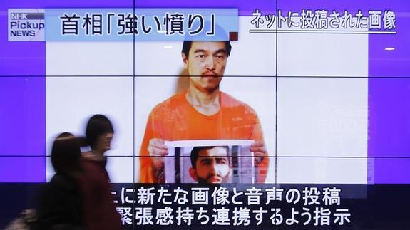 Una imagen de Kenji Goto, en una pantalla en Tokio