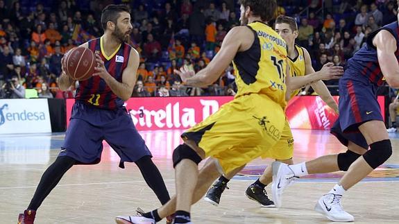 Juan Carlos Navarro controla el balón. 