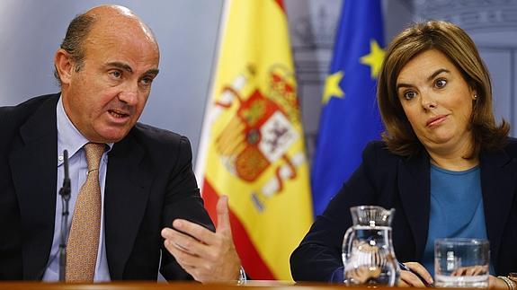 El ministro Luis de Guindos y la vicepresidenta Saénz de Santamaría. 