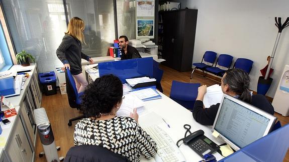 Empleados en una oficina.