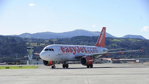 Avión de la compañía Easyjet. en la pista del aeropuerto de Loiu. Archivo