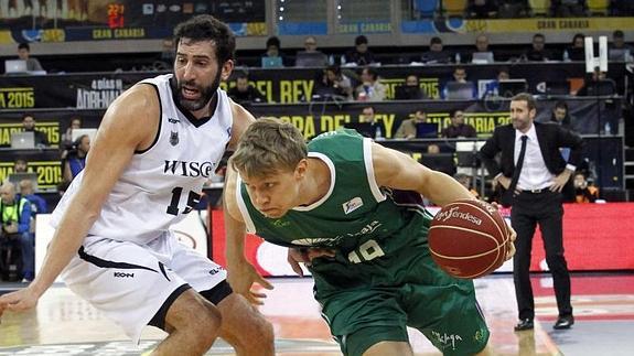 Mindaugas Kuzminskas (d), se marcha ante el alero del Bilbao Basket, Alex Mumbrú (i). 