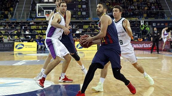 Juan Carlos Navarro entra a canasta. 