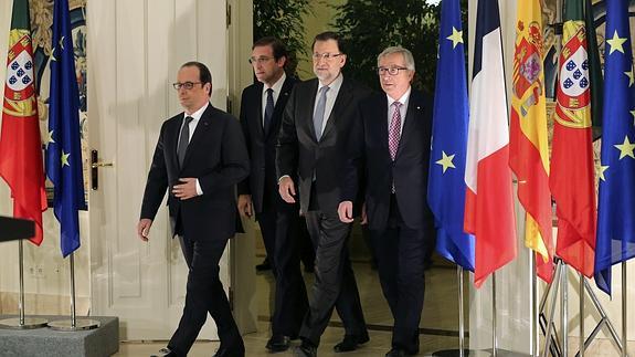 El presidente del Gobierno, Mariano Rajoy (2d), junto al presidente francés, François Hollande (i); el primer ministro portugués, Pedro Passos Coelho (2i), y el presidente de la Comisión Europea, Jean Claude Juncker. 