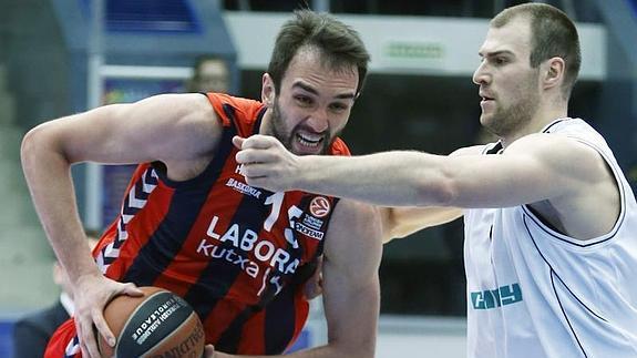 Mirza Begic (i) lucha por el balón con Artsiom Parakhouski (d) del Nizhny Novgorod. 