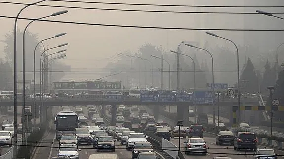 Vista de la intensa niebla provocada por la polución que cubre Pekín.