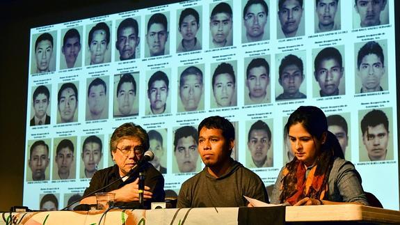 Los padres de los 43 estudiantes desaparecidos en México buscan ayuda en EE UU